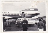 Bnk foto - Microbuz Volkswagen Type 2 Transporter pe aeroportul Amsterdam 1959, Alb-Negru, Europa, Transporturi