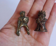 2 figurine Kinder metal, rege, cavaler, 3 cm, cupru foto