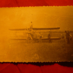 Fotografie veche - Avion pe Aeroport - interbelica , dim.= 13,5x8,5 cm