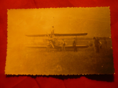 Fotografie veche - Avion pe Aeroport - interbelica , dim.= 13,5x8,5 cm foto