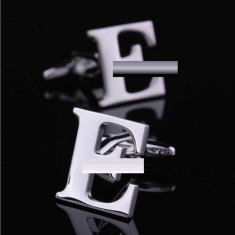 Butoni argintii litera E metalici + ambalaj cadou
