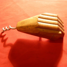 Tirbuson si desfacator capace- Mana sculptata in lemn , h= 12 cm