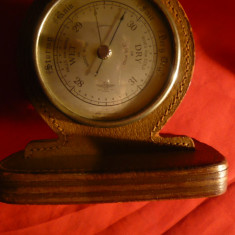 Barometru vechi in carcasa din piele ,marca SB Anglia ,h= 11,5 cm
