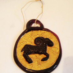 Ornament sticla horoscop berbec, lucrat manual, deosebit, 10x7,5 cm vintage