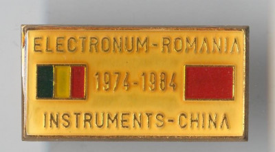 Expo Beijing Electronum Romania - China 1974-1984 - Insigna RARA foto