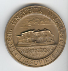 Medalie Liceul IENACHITA VACARESCU din TARGOVISTE 1874-1974 foto