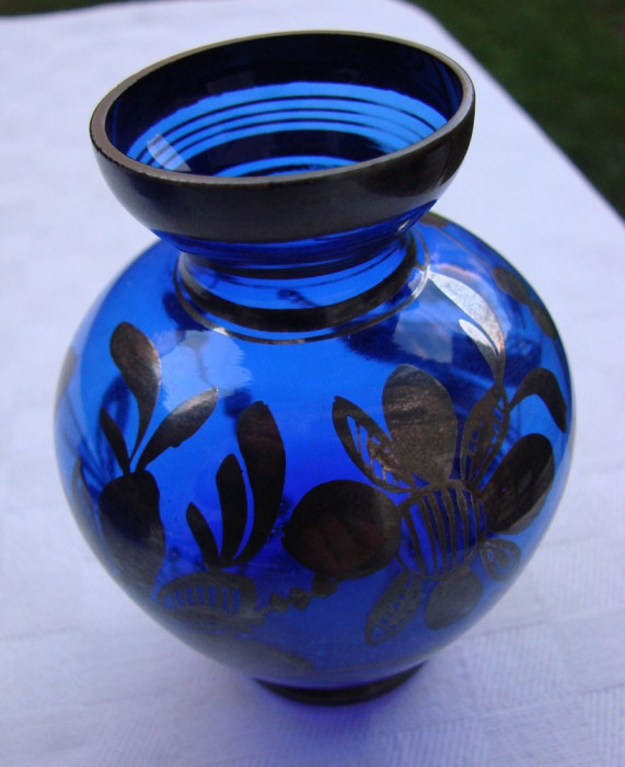 Vazuta din sticla albastra argintata cu motive florale si o gondola
