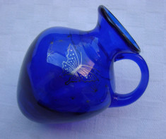 Vaza in miniatura din sticla albastra avand argintat un fluture foto