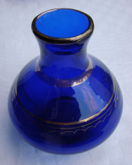 Frumoasa vaza din sticla veche albastra cu margini aurite foto