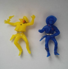 2 figurine cowboy albastru si galben, banditi, ranit, deosebit foto