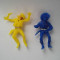 2 figurine cowboy albastru si galben, banditi, ranit, deosebit