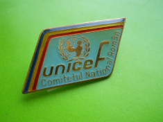 HOPCT RO INSIGNA UNICEF COMITETUL NATIONAL ROMAN -TRICOLOR -RARA [ 1 ] foto