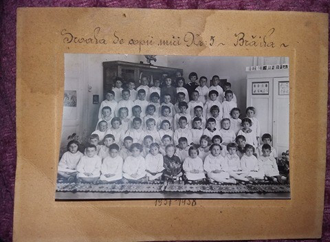 Fotografie veche 1937pe rama de carton,Scoala de copii mici nr.5 Braila,T.GRATUI