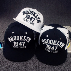 Sapca BROOKLYN cozoroc drept 3 modele pe alb si negru foto