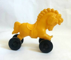 Jucarie veche romaneasca cal plastic galben pe roti, 11x14cm, anii &amp;#039;80 foto