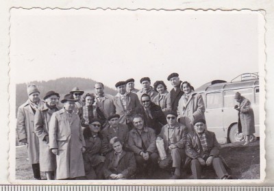 bnk foto - Excursie la Varful Prislop 1963 - in spate un autocar TV foto