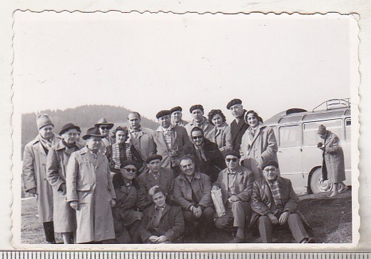 bnk foto - Excursie la Varful Prislop 1963 - in spate un autocar TV