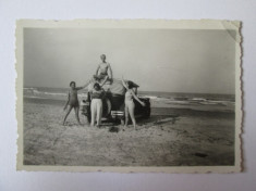 Foto colectie 85 x 57 mm auto epoca anii 30 cu nr.de Bucuresti la mare,pe nisip foto