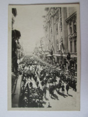 Raritate! Mini fotografie 64 x 43 mm cortegiul funerar regele Ferdinand 1927 foto