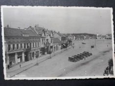 REGHIN - PIATA CENTRALA - MASINI DE EPOCA - PROBABIL STATIE TAXI foto