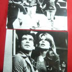 2 Fotografii - Actorii Pierce Brosnan si Linda Hamilton in Film Dante's Peak1997