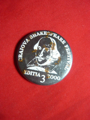 Insigna Craiova- Festival Shakespeare 2000 ,d= 4 cm ,metal foto