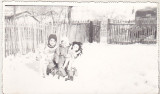 Bnk foto - Copii cu jucarii - papusi Aradeanca, Alb-Negru, Romania de la 1950