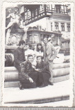 Bnk foto - Sinaia - In fata Castelului Peles - anii `70, Alb-Negru, Romania de la 1950, Cladiri