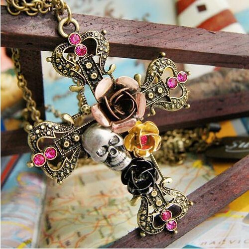 Pandantiv gothic cruce cu trandafiri si craniu crucifix foto mare Pandantiv gothic cruce cu trandafiri si craniu crucifix foto mare