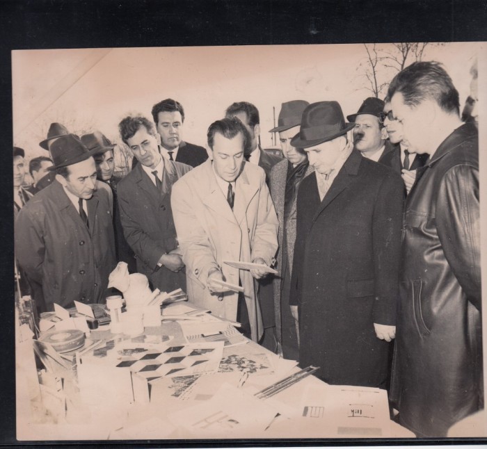 N. CEAUSESCU VIZITA EXPOZITIA MATERIALE CONSTRUCTIE DGCM BUCURESTI 22,5/17 CM. foto mare N. CEAUSESCU VIZITA EXPOZITIA MATERIALE CONSTRUCTIE DGCM BUCURESTI 22,5/17 CM. foto mare