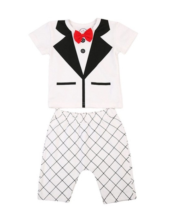 Costum alb cu papion rosu Costum alb cu papion rosu