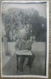 Barbat citind ziarul// foto tip CP, Romania 1900 - 1950, Portrete