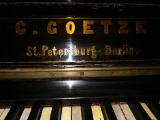 PIANINA C. GOETZE Placa de bronz foto