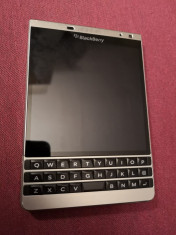 Telefon mobil Blackberry Passport in stare impecabila foto