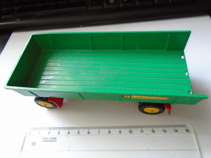 bnk jc Britains Ltd 8 Wheeled Trailer 1978