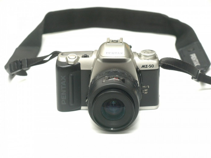 Pentax MZ-50 cu obiectiv 35-80mm Autofocus