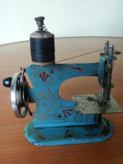 Masina cusut miniatura foarte veche, minutios lucrata foto