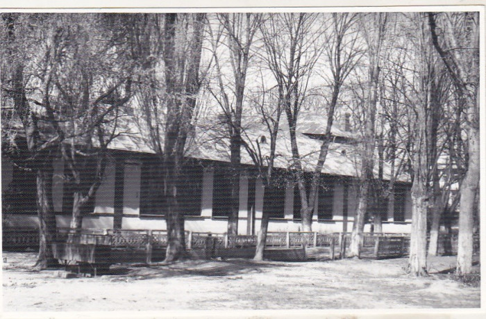 bnk foto - Tecuci - Scoala Nr. 10 Dimitrie Sturdza curtea interioara - anii `80