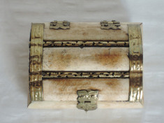 Cutie bijuterii lemn sidefat, cu incastratii metalice, 10 x 8 cm foto