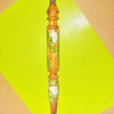 Creion rustic mare lemn manual pictat stare buna. Marimi: lungime 40, diam. 4cm.