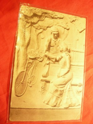 Ilustrata ESD Ungaria , inc.sec.XX -Biciclist si iubita lui - bazorelief foto