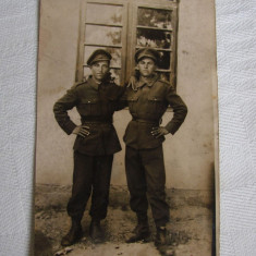 Fotografie veche reprezentand doi soldati din cel deal doilea razboi mondial