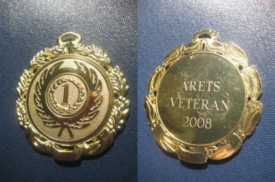 Medalia sportiva mare Nr. 1 Arets Veteran 2008 Premiul 1 alama aurita. foto