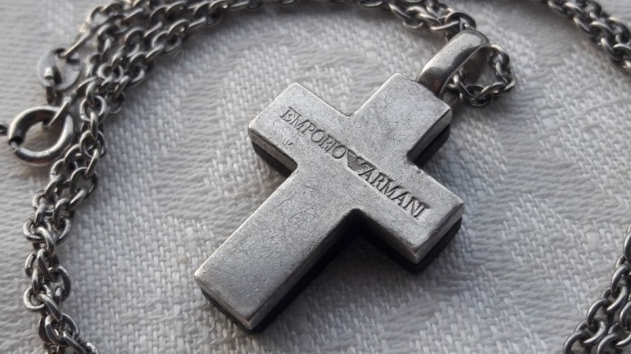 MEDALION argint EMPORIO ARMANI CRUCE splendid IMPECABIL Luxury pe Lant argint foto mare MEDALION argint EMPORIO ARMANI CRUCE splendid IMPECABIL Luxury pe Lant argint foto mare