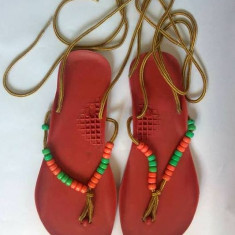 Sandale vechi romanesti, tipice anii '80, de plastic cu margele, marime 22.5