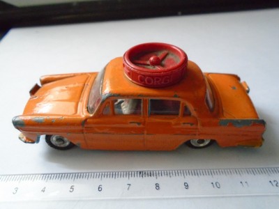 bnk jc Corgi 236 Austin A 60 Saloon foto