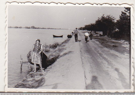 bnk foto - Pe malul Dunarii la Crisan - 1966