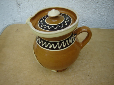 Frumoasa carafa din ceramica cu capac foto