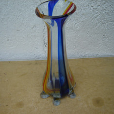 Frumoasa vaza din sticla colorata