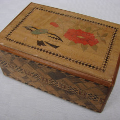 Impresionanta cutie veche furniruita si gravata de provenienta japoneza